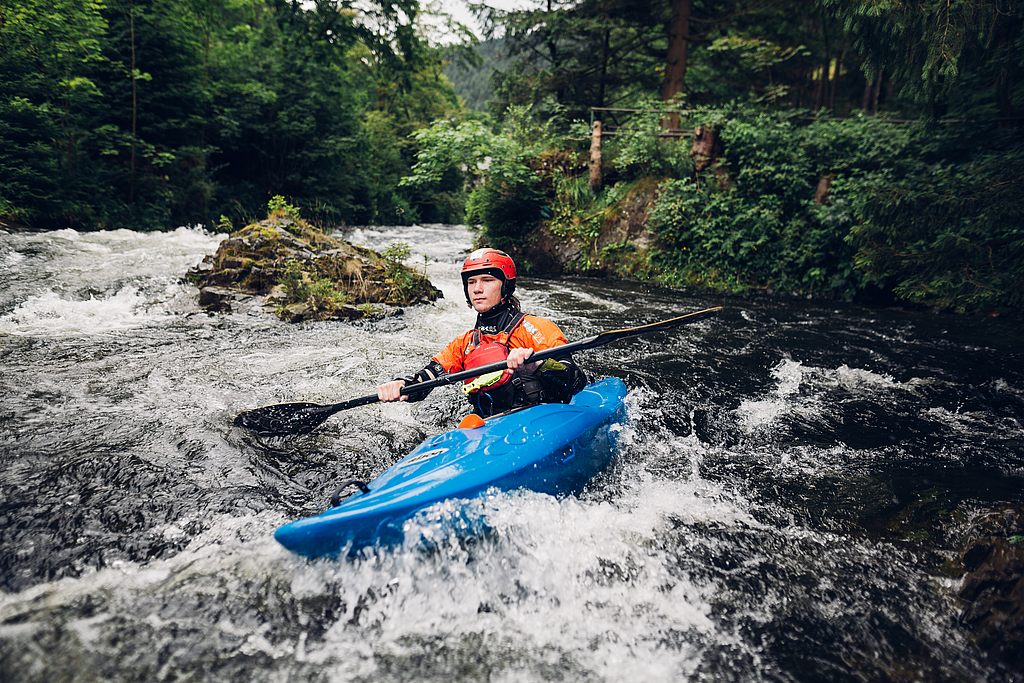 Wildwasserkajak in der Natur